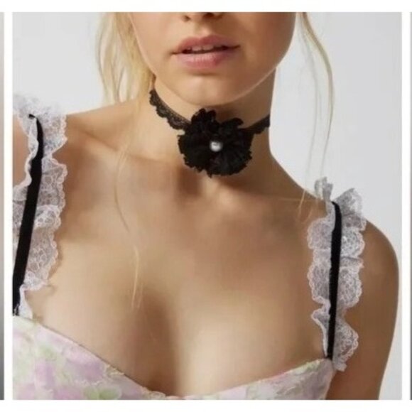 Urban Outfitters Lace Rosette Wrap Choker Necklace Black w/White Pearl Costume - Picture 1 of 4